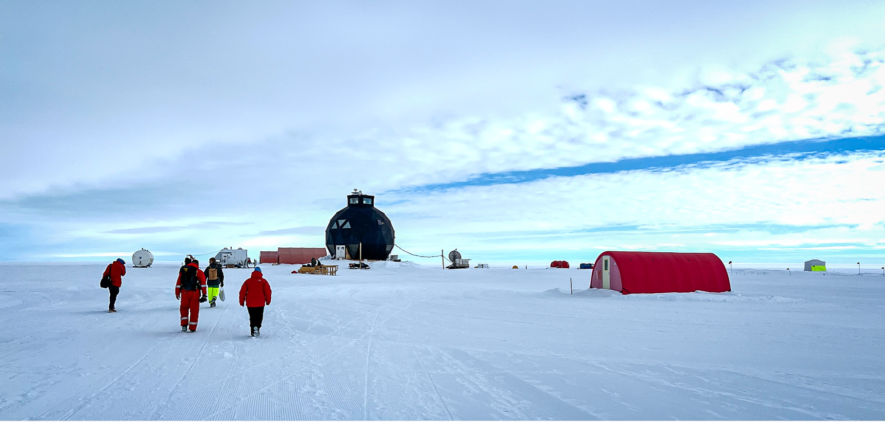 Le camp des chercheurs sur le fleuve de glace du Nord-Est du Groenland (North East Greenland Ice Stream - NEGIS). Credits: Andreas Fichtner / ETH Zurich